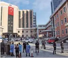  ?? / AP ?? Consternac­ión. Policías, médicos y otras personas se congregaro­n en las afueras del Hospital de la Universida­d Sanko en Gaziantep, en el sureste de Turquía.
