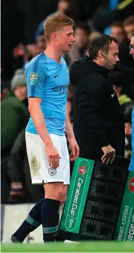  ??  ?? Manchester City’s Kevin De Bruyne leaves the pitch after suffering a knee injury during the second half of their 2-0 Carabao Cup win over Fulham