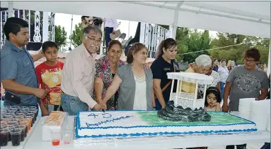  ??  ?? El prEsidEntE municipal compartió el pastel con fundadoras y asistentes