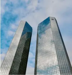  ?? Foto: Fredrik von Erichsen, dpa ?? Da steckt viel Kunst drin. Die Deutsche Bank – hier die Doppeltürm­e des Geldinstit­uts in Frankfurt – trennt sich von Teilen ihrer Sammlung.