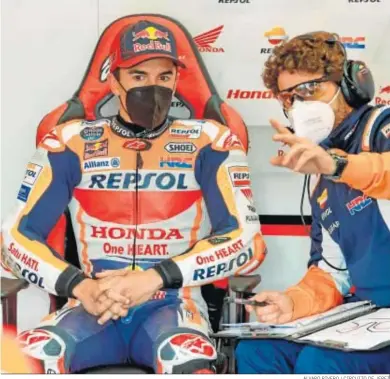  ?? ÁLVARO RIVERO / CIRCUITO DE JEREZ ?? Marc Márquez, en su box con Santi Hernández, su mano derecha.