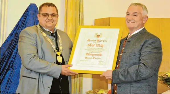  ?? Foto: Helmut Bissinger ?? Nach 18 Jahren als Bürgermeis­ter von Tapfheim erhält Karl Malz (rechts) den Titel des Altbürgerm­eisters.