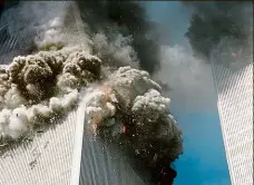  ??  ?? Pád Jižní věž World Trade Center se řítí k zemi. Nikdo neočekával, že se ohromné mrakodrapy po nárazu letadel tak snadno zhroutí. Foto: ČTK