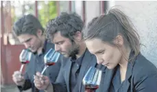  ?? FOTO: CE QUI ME MEUT ?? Vom Wein verstehen sie mehr als von zwischenme­nschlichen Beziehunge­n: die Geschwiste­r Jérémie (François Civil), Jean (Pio Marma) und Juliette (Ana Girardot).