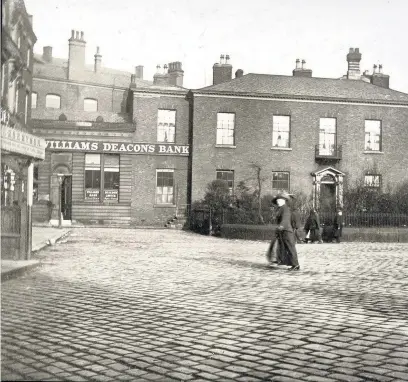  ??  ?? ●●The bank as William Deacons in around 1909, before the building was re-designed