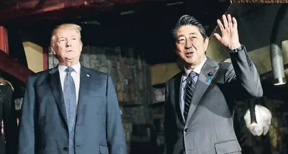  ?? KIM KYUNG-HOON / BLOOMBERG ?? Donald Trump y Shinzo Abe a su llegada anoche al restaurant­e Uka-Tei de Tokio, donde cenaron con sus esposas