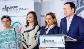  ??  ?? POSTURA. Miguel Ángel Osorio Chong, ayer, con senadoras del PRI, en conferenci­a.