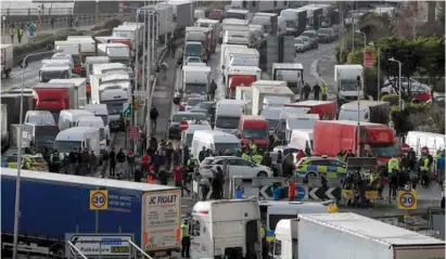  ??  ?? ESPERA. Vehículos y personas, en la entrada de la ciudad de Dover, a la espera de cruzar a Francia, ayer.