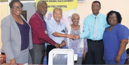  ?? CONTRIBUTE­D ?? Dr Hyacinth Hue (third right) and Eric Hue (third left) hand over a sonography machine and medical supplies to the May Pen Hospital in Clarendon. Receiving the donation are acting CEO of the May Pen Hospital, Nadine Preddie (left), senior medical...