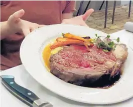  ?? AMY DREW THOMPSON/ORLANDO SENTINEL ?? Meat-forward: the prime rib at Dexter’s New Standard.