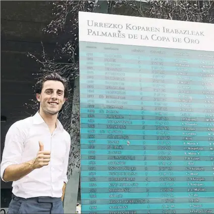  ?? FOTO: UNCITI ?? Álvaro Odriozola posa para MD en el Hipódromo de Donostia junto al panel de ganadores de la Copa de Oro