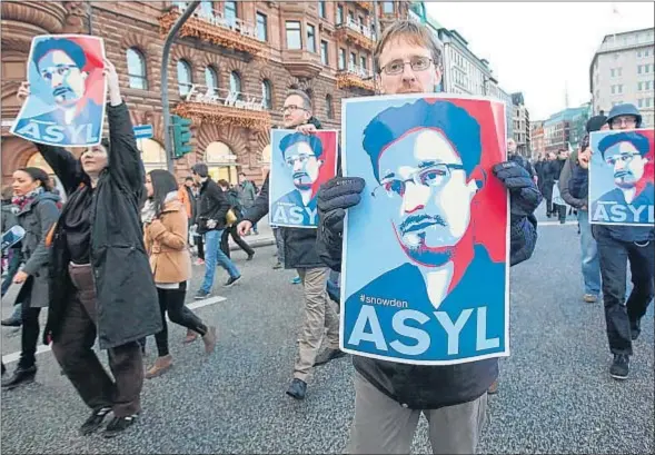  ?? BODO MARKS / AFP ?? Unos manifestan­tes pedían ayer en Hamburgo que las autoridade­s alemanas concedan asilo al exanalista de la NSA Edward Snowden