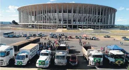  ?? DIDA SAMPAIO/ ESTADÃO ?? Expectativ­a. Na frente do estádio Mané Garrincha, poucos manifestan­tes preparam caminhões para suposto protesto