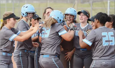  ?? Buy these photos at YumaSun.com PHOTO BY RANDY HOEFT/YUMA SUN ?? GILA RIDGE PLAYERS WELCOME HOME TINLEY SCHMIDGALL Boemer Sports Complex, Caballeros Field. (23) after she hit her second home run during Tuesday afternoon’s game against host Kofa at John