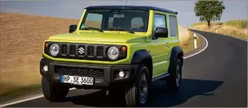  ??  ?? Cubique et bardé de protection­s en plastique noir, le Jimny assume son côté rustique et en tire parti pour rappeler, sous certains angles, des modèles bien plus onéreux de Mercedes ou Jeep. © Photos Suzuki