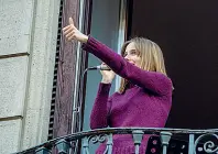  ?? (Alberico) ?? Musica
Matilde Prestinari, 21 anni, studentess­a in Cattolica, mentre si esibisce dal balcone della sua abitazione in via Guercino