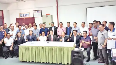  ??  ?? PETER bersama perwakilan anggota gabungan Safa selepas Kongres Luar Biasa SAFA selesai di MAKSAK, Likas pada Rabu.