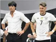  ??  ?? Traurige Mienen vorm Abschiedss­piel: Joachim Löw (l.) muss künftig auf Bastian Schweinste­iger verzichten.