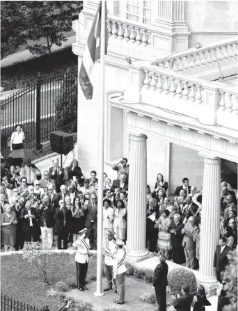  ?? REUTERS ?? La bandera cubana es izada por la guardia de honor en la reapertura de la embajada.