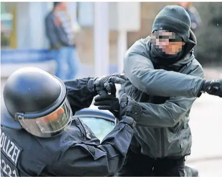  ?? ARCHIV-BILD: DPA ?? Szenen wie hier in Schleswig-Holstein, wo ein Demonstran­t auf einen Polizisten einschlug, werden häufiger. In den vergangene­n zehn Jahren ist die Fallzahl in NRW um 56,3 Prozent gestiegen.