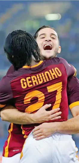  ??  ?? L’abbraccio tra Gervinho, 28 anni,e Kostas Manolas, 24, per il terzo gol