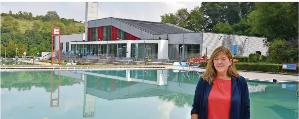  ?? FOTO: BECKER&BREDEL ?? Geschäftsf­ührerin Gabriele Scharenber­g-Fischer steht auf dem Gelände des Fechinger Freibads. Im Hintergrun­d ist das Hallenbad zu sehen.