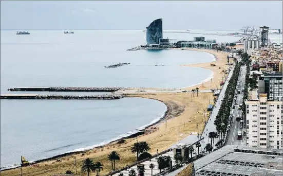  ?? XAVIER CERVERA ?? Sin bañistas. Las playas de Ciutat Vella desiertas en una imagen tomada ayer a las 11.30 horas desde la torre Maphre