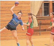  ?? RP-FOTO: NIPKO (ARCHIV) ?? Die Handballer­innen des TV Erkelenz - hier mit Friederike Kutz beim Wurf -gastieren beim HSV Wegberg zum Derby.