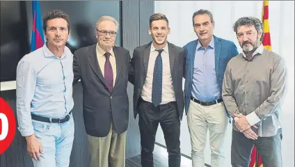  ?? FOTO: FCB ?? Carles Pérez, sonriente tras renovar A su derecha, Guillermo Amor y Silvio Elías; a su izquierda, Pep Segura y José Mari Bakero