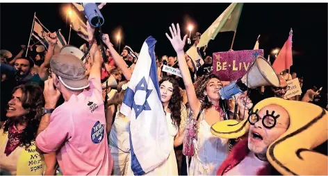  ?? FOTO: SEBASTIAN SCHEINER/AP ?? Tausende Israelis feiern am Sonntagabe­nd die Vereidigun­g der neuen Regierung auf den Straßen Jerusalems.