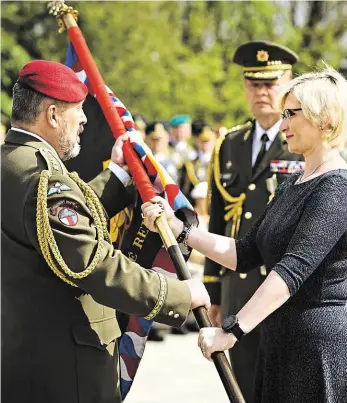  ?? Foto: František Vlček, MAFRA ?? Nový velitel armády Ministryně obrany Karla Šlechtová předává prapor novému náčelníkov­i generálníh­o štábu Aleši Opatovi. Přihlíží jeho předchůdce Josef Bečvář.