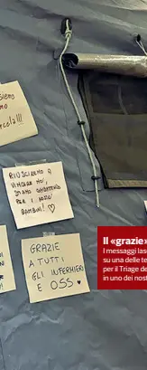  ??  ?? Il «grazie» della gente I messaggi lasciati dai pazienti su una delle tende allestite per il Triage dei casi sospetti in uno dei nostri ospedali