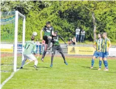  ?? FOTO: MICHAEL PANZRAM ?? Tobias Krug trifft per Kopf zum 1:0 für die SG Kißlegg.