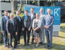  ?? FOTO: IHK WEINGARTEN ?? Das neue Präsidium der IHK Bodensee-Oberschwab­en (von links): Markus Kleiner, Roman Brenner, Robert Lernbecher, Martin Buck, Ralph Winterhalt­er, Hanna-Vera Müller, Marcus Thommel, Peter Jany.