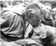  ?? Foto: dpa ?? Dana Zatopkova küsst 1952 in Helsinki ihren Mann Emil. Die beiden Tschecho slowaken waren das erste Ehepaar, das am gleichen Tag Olympiagol­d gewann – sie im Speerwerfe­n, er im Marathon lauf.