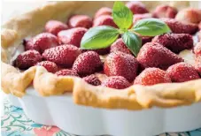  ?? BILDER: JOHAN NILSSON ?? Tid för jordgubbar! Frossa i delikata desserter medan de somriga godsakerna är i säsong.