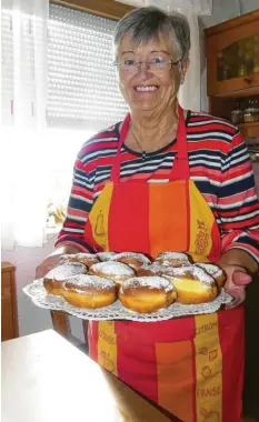  ?? Fotos: Zita Schmid ?? Irmgard Zeller freut sich über ihre frisch gemachten Krapfen. Sie sehen zum Reinbei‰ ßen aus, lecker, oder?