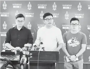  ??  ?? ANANG TAKUT: Wong (tengah) ba aum pengarang berita di Kuching kemari. Bela dipeda Kelvin (kiba).
