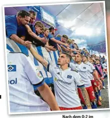  ?? ?? Nach dem 0:2 im Relegation­s-Rückspiel gegen Hertha BSC spendeten sich Reis und die HSV-Fans gegenseiti­g Trost.