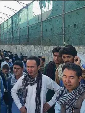  ??  ?? NUEVO RÉGIMEN. Las milicias talibanes controlan las calles, mientras Abdul Ghani Baradar, encabeza la delegación negociador­a. Miles esperan para ser evacuados.