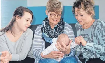  ?? FOTO: ELO ?? Haben eine spektakulä­re Geburt hinter sich: Baby Luna, ihre Mutter Isabel Ecke (links) und ihre Großmutter Monika Weinert (Mitte). Gerlinde Lux, eine Freundin der Familie, ist auch noch ganz aufgewühlt.