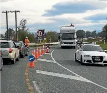  ?? PHOTO: JOHN BISSET/STUFF ?? Traffic being directed on the State Highway 79 bridge across the Orari River.