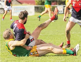  ?? Photograph­s by AMANDA EMARY. ?? Left: Hill End’s Anthony Wilkes lays a strong tackle on MDU’s Brenton Arnup in Saturday’s reserves game.
Wilkes was amongst the best players for the Rovers.