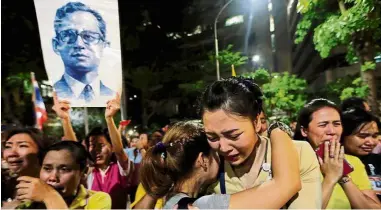  ?? — Reuters ?? A nation in mourning: Thais weeping outside Siriraj Hospital in Bangkok following the announceme­nt of Bhumibol’s death.