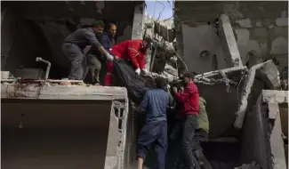  ?? ?? Des secouriste­s cherchent des victimes après qu'un tir israélien aurait détruit un centre de secours au Liban, le 27 mars 2024.