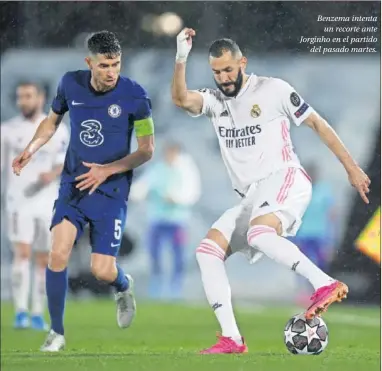  ??  ?? Benzema intenta un recorte ante Jorginho en el partido del pasado martes.