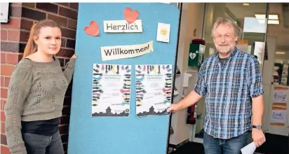  ?? FOTO: JANA BAUCH ?? Michelle Heimbach und Reinhard Giese präsentier­en vor der Korschenbr­oicher Zweigstell­e des Kreisjugen­damtes das Plakat für die 5. Jugendkonf­erenz am 25. November.