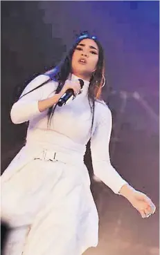  ??  ?? La cantante durante su debut en Lollapaloo­za, la transmisió­n en vivo más vista en la historia del festival.
