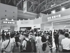  ?? PROVIDED TO CHINA DAILY ?? Visitors check out exhibits at the Lenovo exhibition booth on the second day of the 2019 Smart China Expo in Chongqing on Aug 27, 2019.