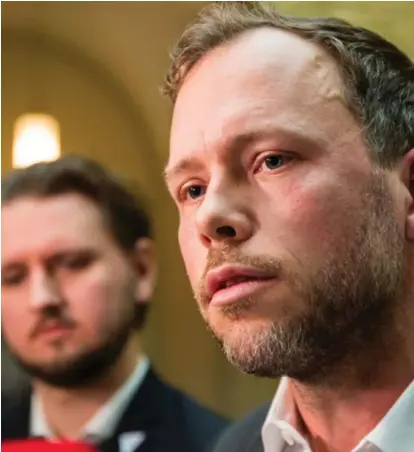  ?? Foto: Terje Pedersen, NTB Scanpix ?? Freddy André Øvstegård (t.v.) og Audun Lysbakken begrunnet SVs mistillit til statsråd Anniken Haugli på en pressebrie­fing i Stortinget­s vandrehall i går.